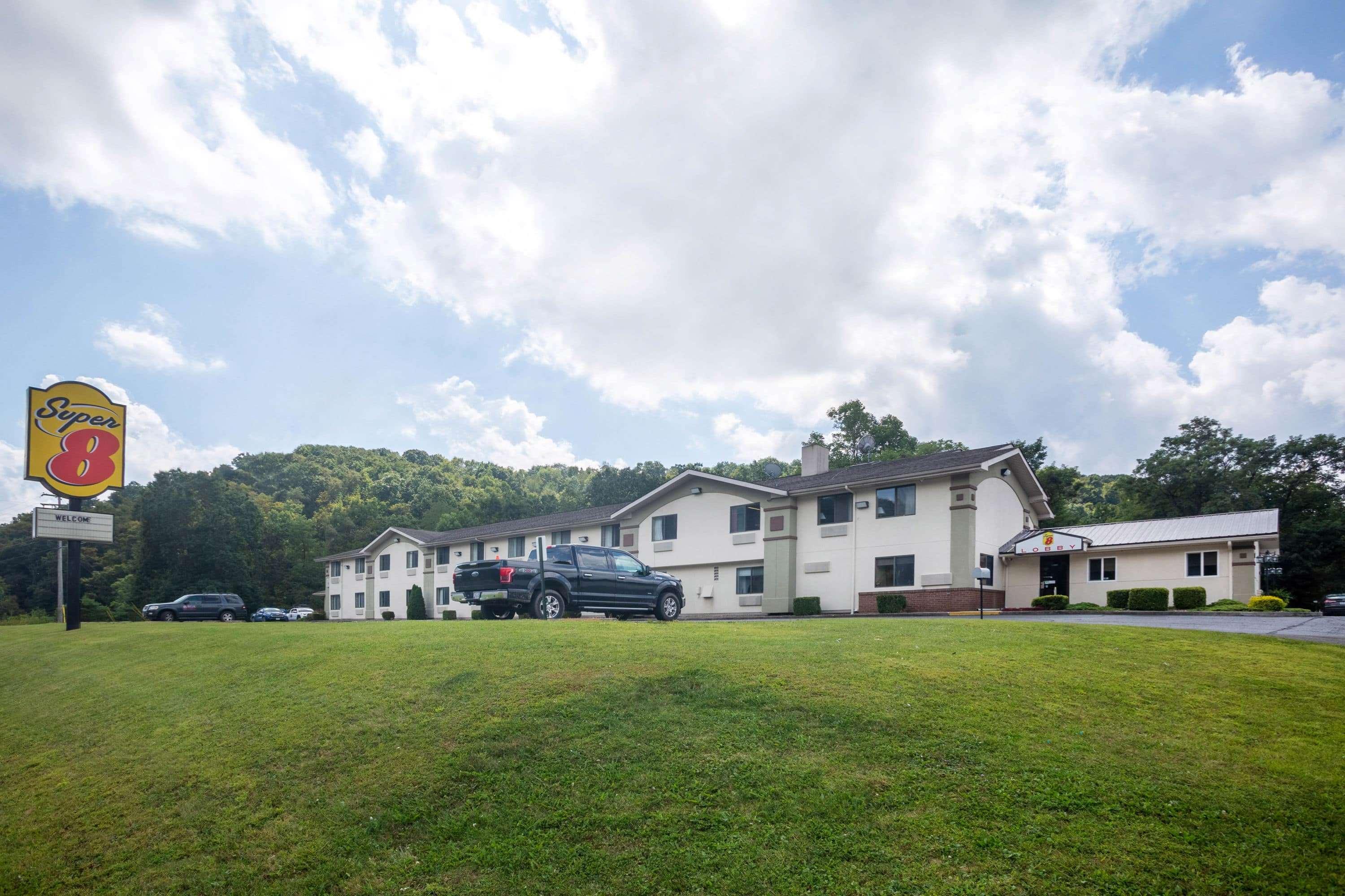 Super 8 By Wyndham Elkins Hotel Exterior photo